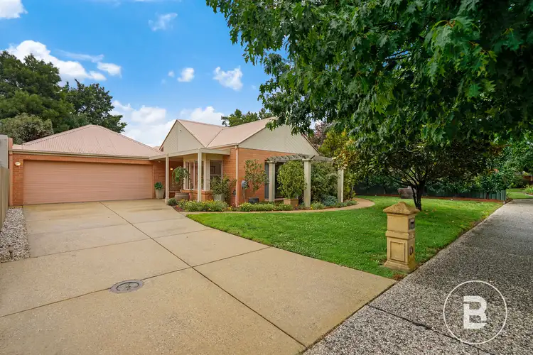 17 St Glens Way, Lake Gardens VIC 3355
