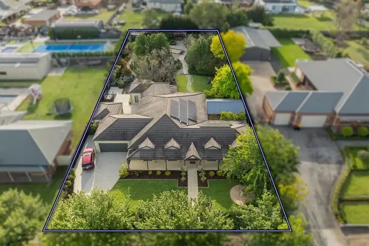 8 The Grove, Hillside VIC 3037