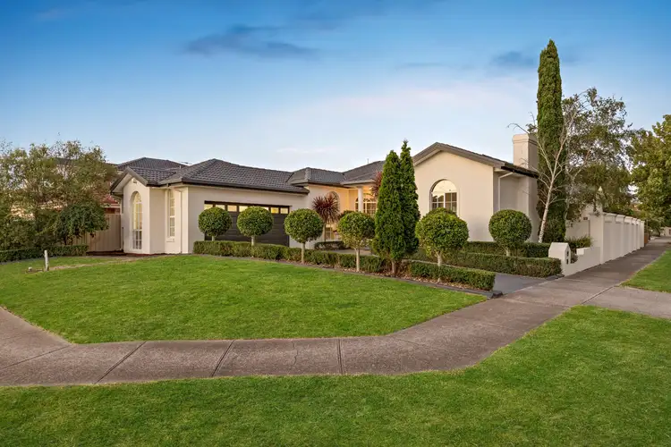 2 Cambridge Crescent, Taylors Lakes VIC 3038