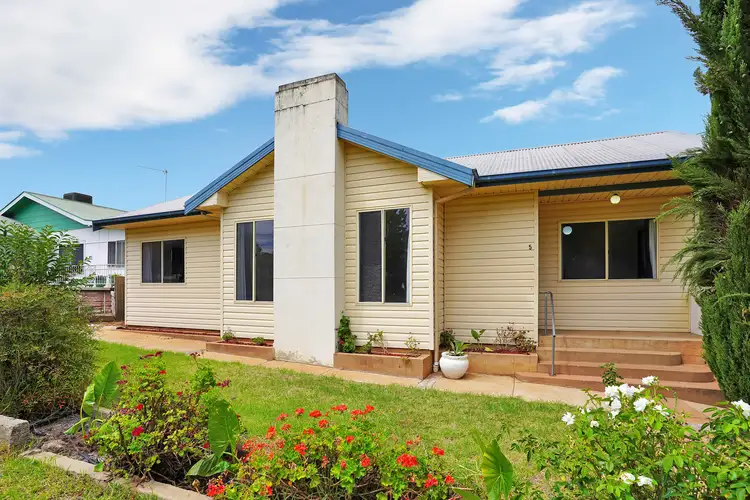 5 Macassar Street, Cowra NSW 2794