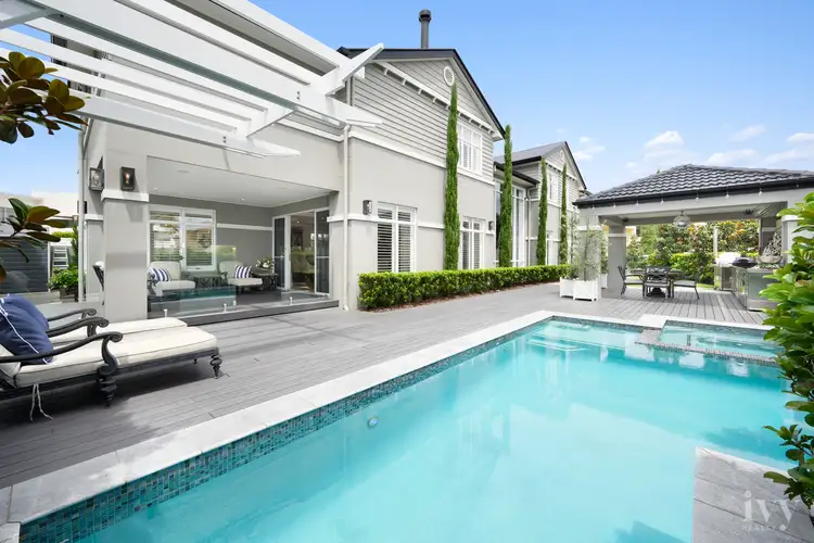 8 Queen Guineveres Place, Sovereign Islands QLD 4216