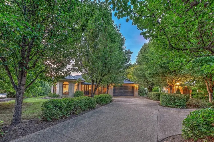 8 Louie Court, Bright VIC 3741