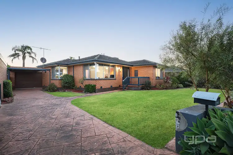 29 Aylesbury Crescent, Gladstone Park VIC 3043
