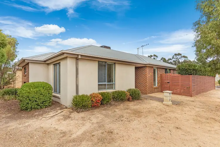 Main view of Homely townhouse listing, 7/4-6 Greenview Circuit, Epsom VIC 3551
