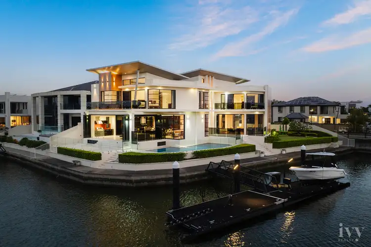 4 King Charles Drive, Sovereign Islands QLD 4216
