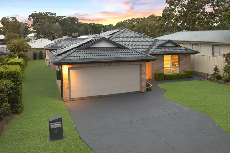 4 Parkside Avenue, Bateau Bay NSW 2261