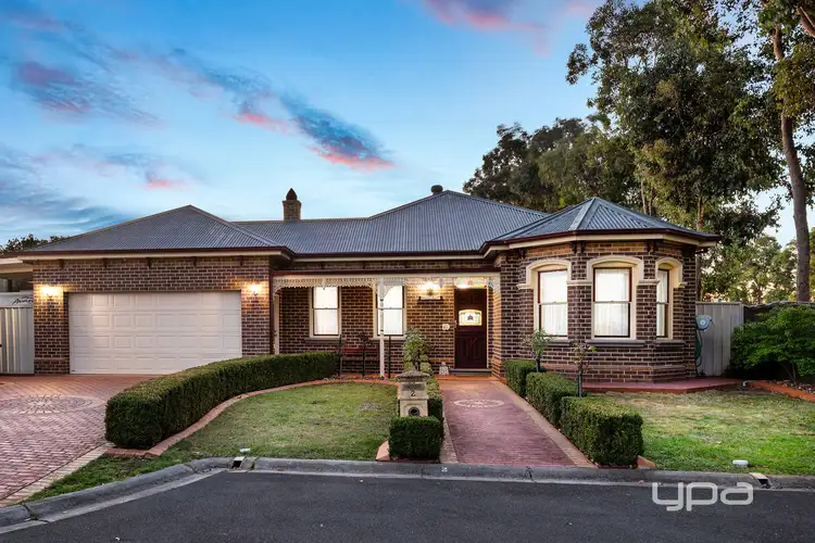 2 Royston Place, Caroline Springs VIC 3023