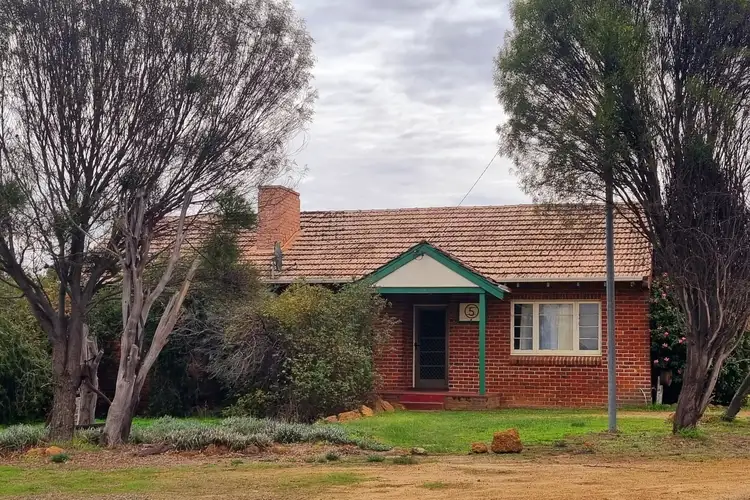 5 Adam Street, Katanning WA 6317