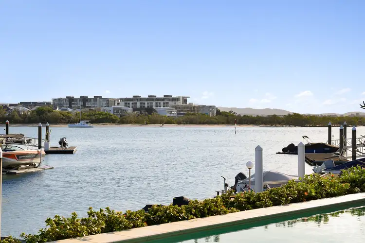 12 Queen Anne Court, Sovereign Islands QLD 4216