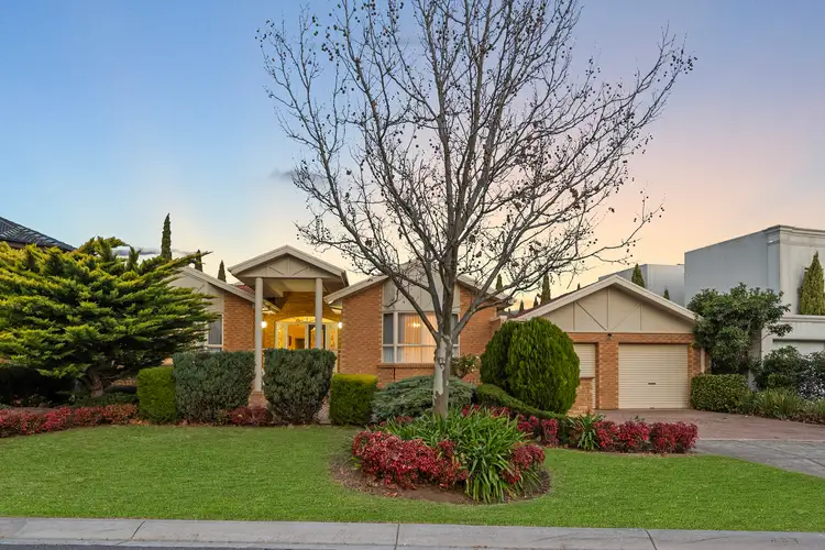 6 MacKenzie Close, Taylors Lakes VIC 3038