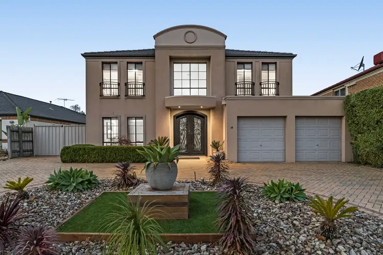 18 Palmerston Crescent, Taylors Lakes VIC 3038