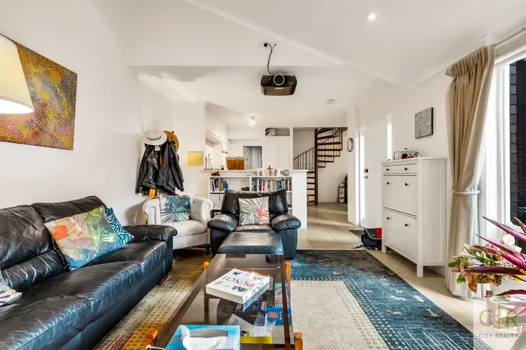 2/28 Russell Street