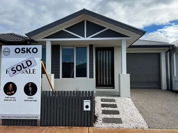 8 Delhi Grove, Rockbank VIC 3335
