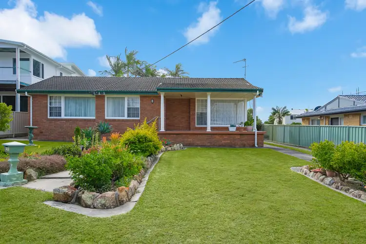 31 Ocean View Parade, Caves Beach NSW 2281