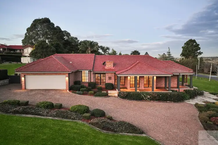 2 Haddin Place, Kirkham NSW 2570