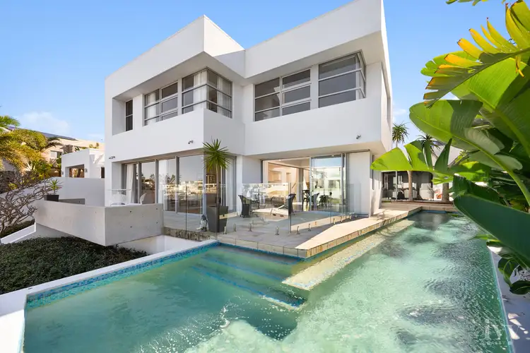33 Knightsbridge Parade East, Sovereign Islands QLD 4216