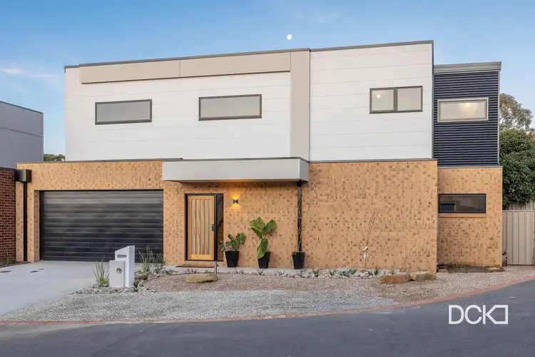 4 Lorne Terrace, Flora Hill VIC 3550
