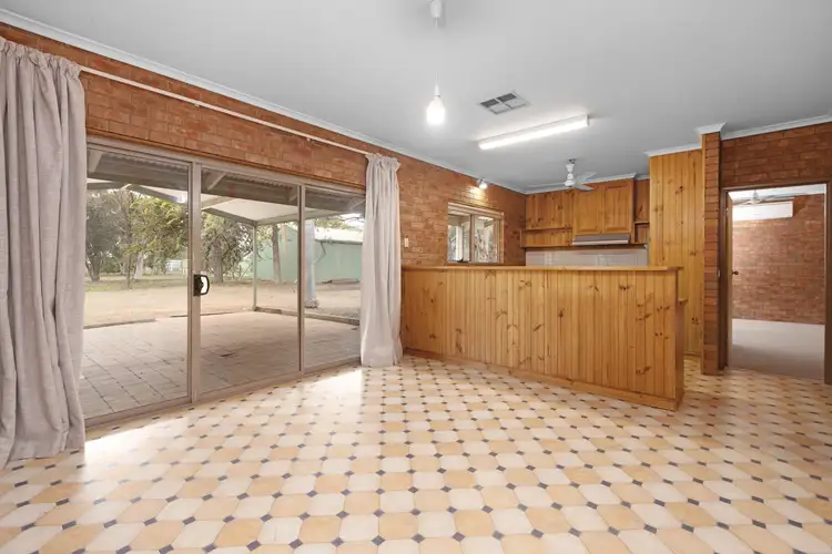 Sixth view of Homely house listing, 2 Kokoda Court, Robinvale VIC 3549