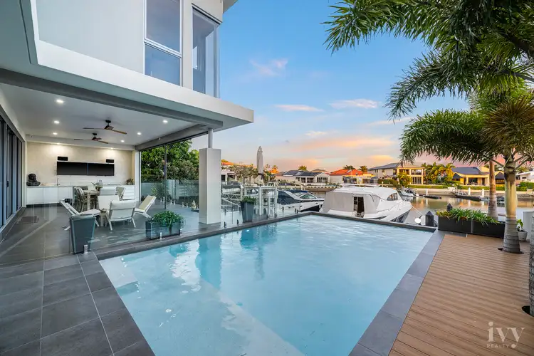 12 Queen Guineveres Place, Sovereign Islands QLD 4216