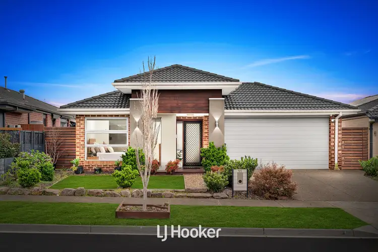 11 Barrier Parade, Clyde North VIC 3978