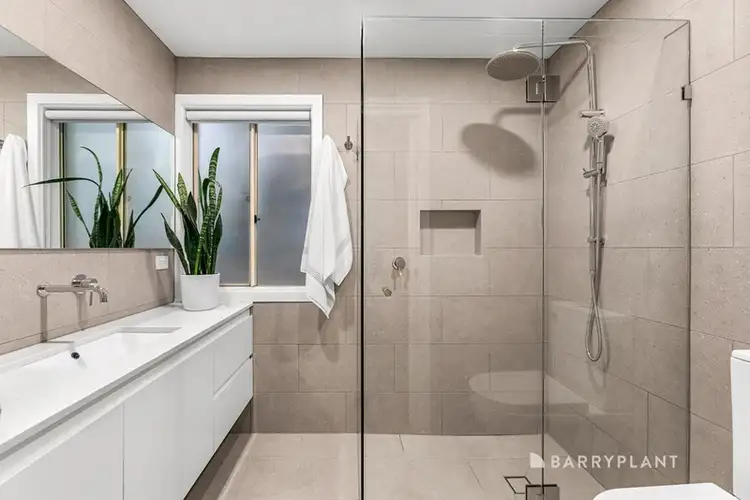 Fifth view of Homely house listing, 2 Tara Court, Yallambie VIC 3085