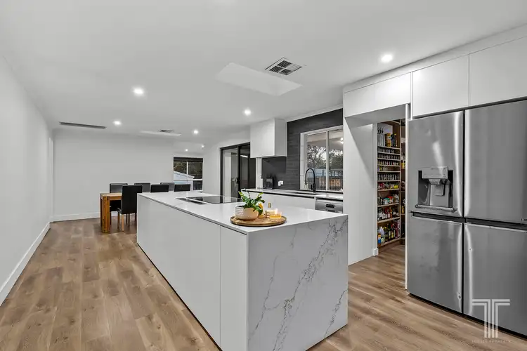 8 Cumbria Court, Belmont QLD 4153