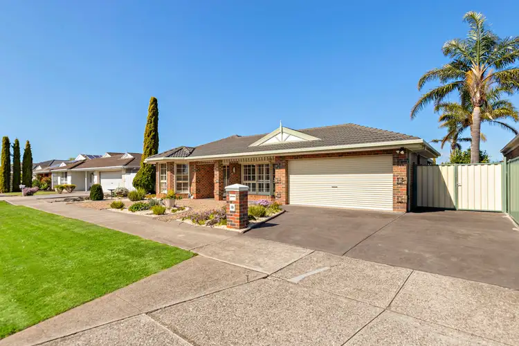 33 Pintail Crescent, Taylors Lakes VIC 3038