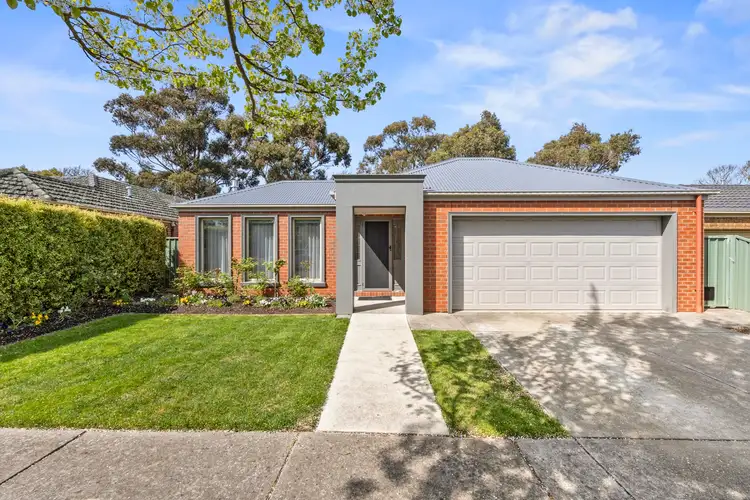 10 Parbury Avenue, Lake Gardens VIC 3355