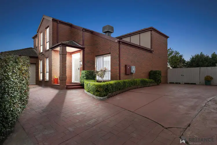 17 Baynton Crescent, Roxburgh Park VIC 3064