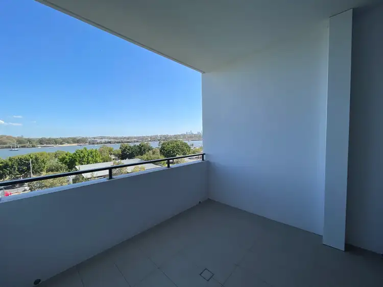 10608/320 MacArthur Avenue