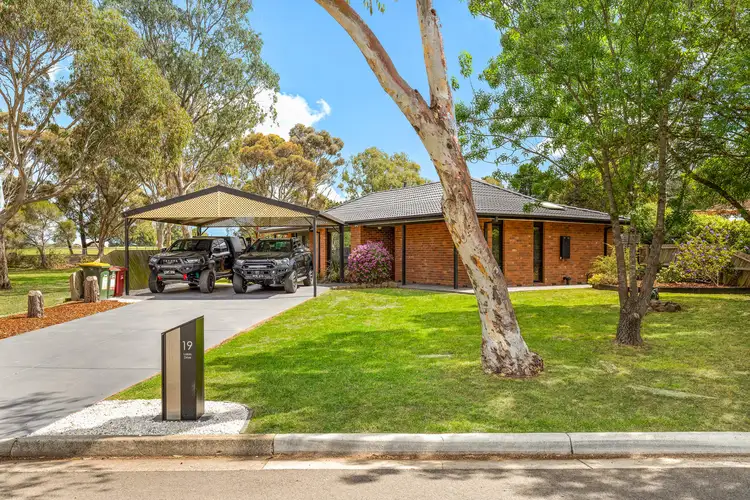 19 Lakes Drive, Sunbury VIC 3429