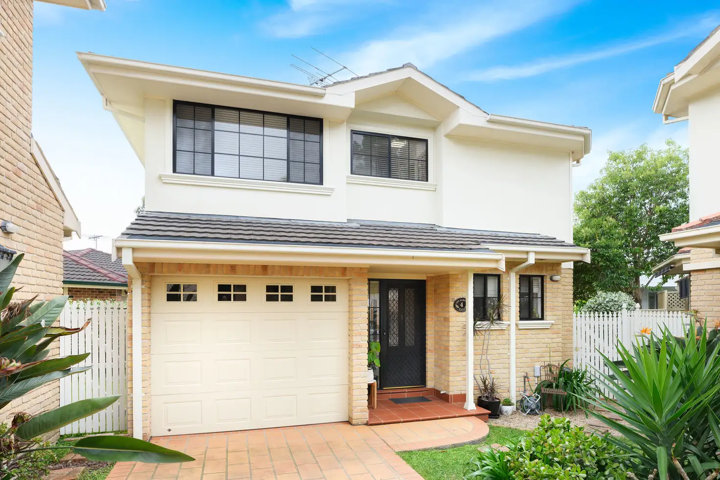 Main view of Homely townhouse listing, 4/92 Toronto Parade, Sutherland NSW 2232