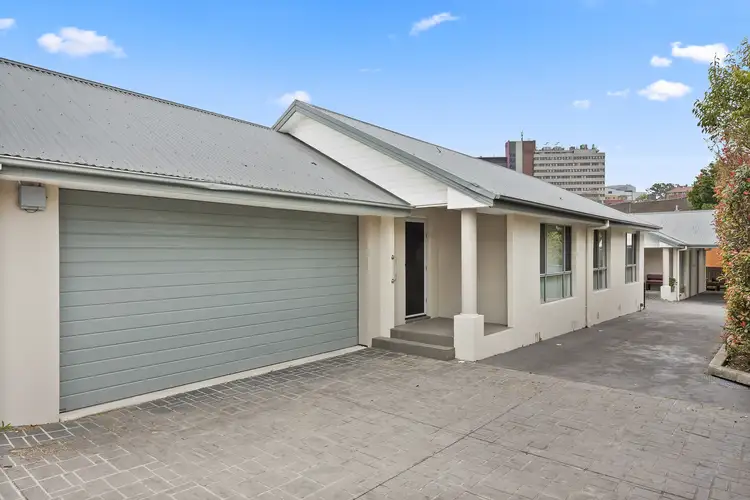 Main view of Homely villa listing, 2/26 Rowland Avenue, Wollongong NSW 2500