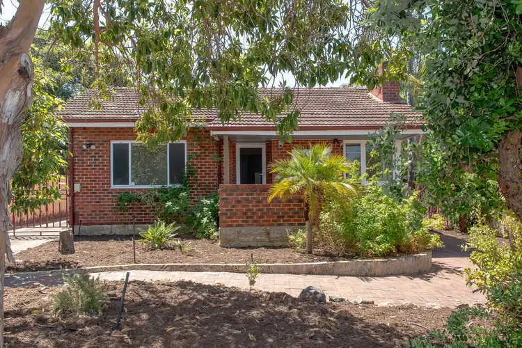 18 Buzza Street, St James WA 6102