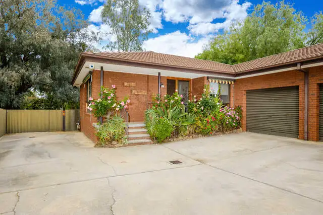 Main view of Homely townhouse listing, 2/5 Nigel Court, Glenroy NSW 2640
