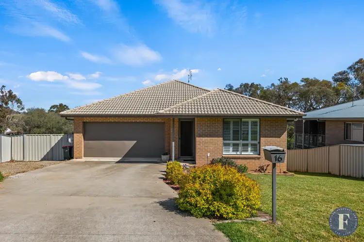 16 Henry Place, Young NSW 2594