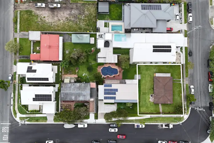 8 Banjo Street, Burleigh Heads QLD 4220