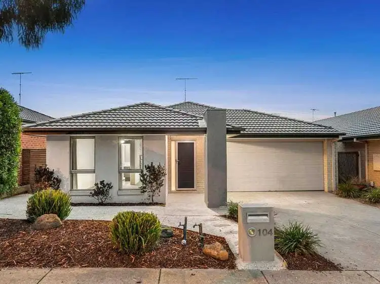 104 Warralily Boulevard, Armstrong Creek VIC 3217
