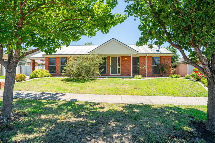 Main view of Homely house listing, 5 Oakmont Circuit, Wodonga VIC 3690