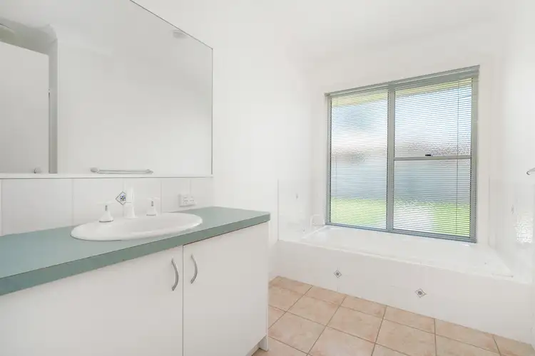 Fourth view of Homely house listing, 5 Oakmont Circuit, Wodonga VIC 3690