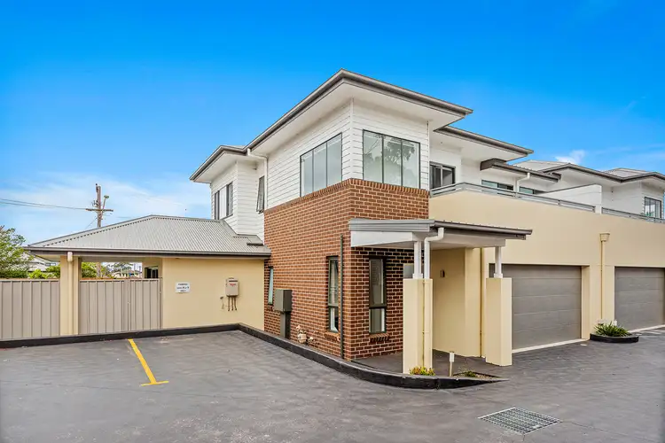 2/2a Douglas Road