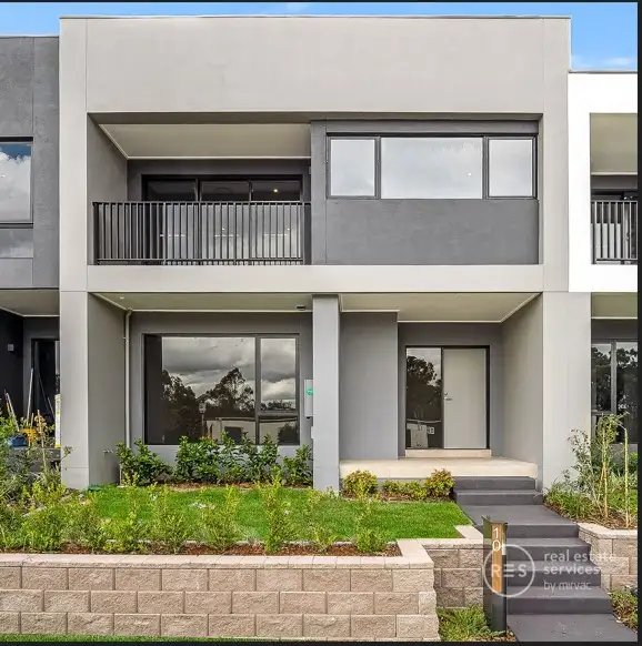 10 Spinnaker Drive, Moorebank NSW 2170