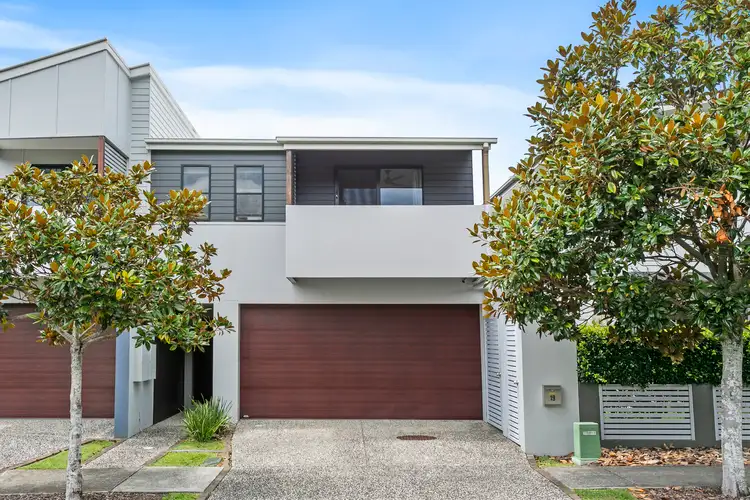 19 Lakefront Crescent, Varsity Lakes QLD 4227