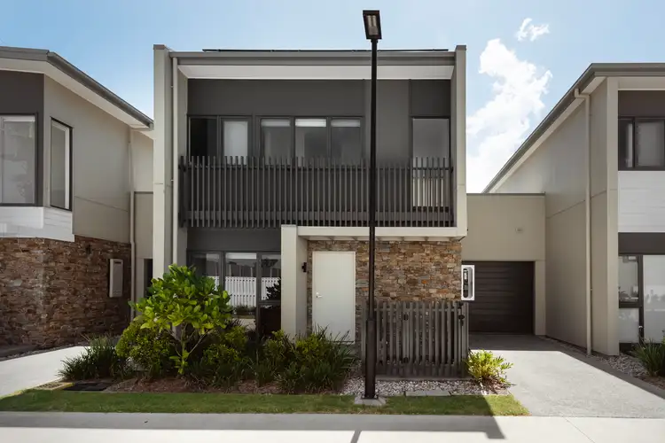 2/191 Marina Quays Boulevard