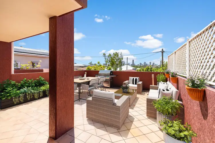 Main view of Homely unit listing, 2/37 Ninth Avenue, Coorparoo QLD 4151