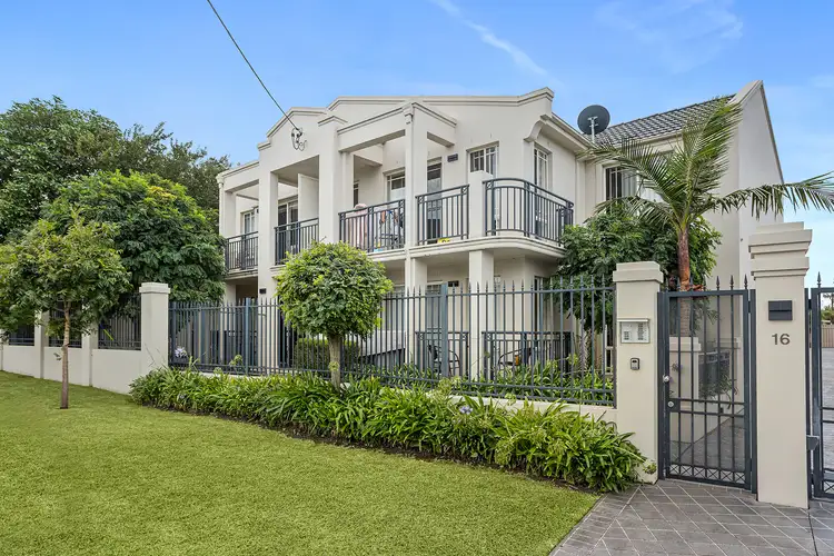 2/16 Coolgardie Street