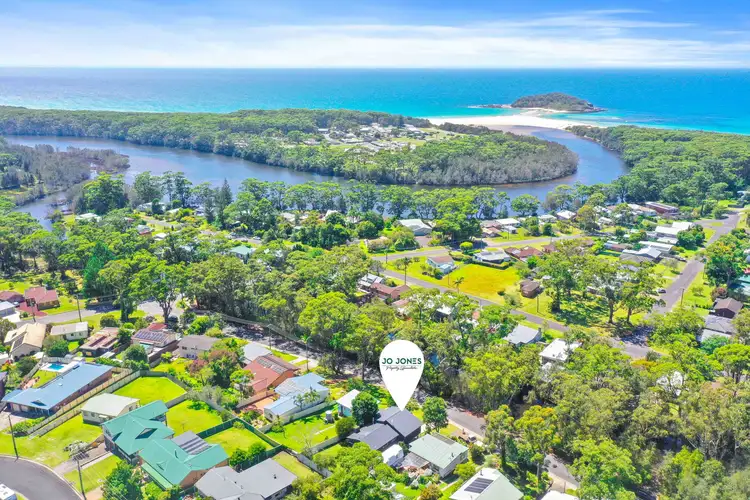 43 River Road, Lake Tabourie NSW 2539