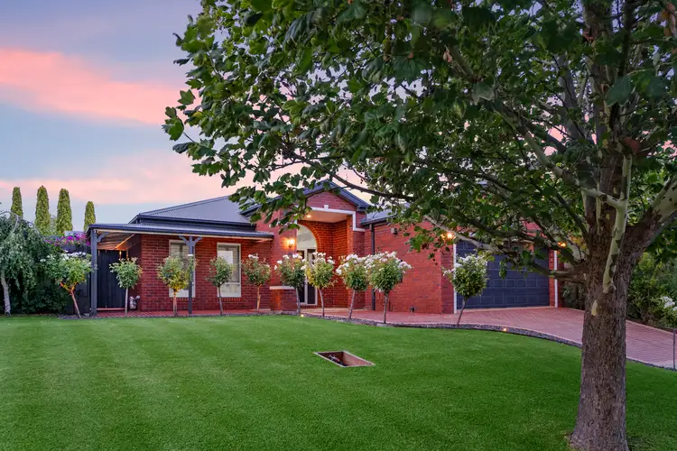 16 Lindsay Court, Taylors Lakes VIC 3038