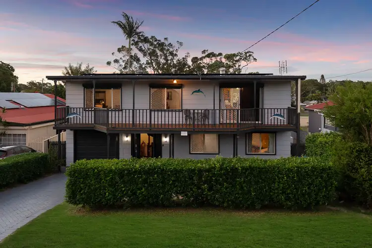 8 Campbell Parade, Mannering Park NSW 2259