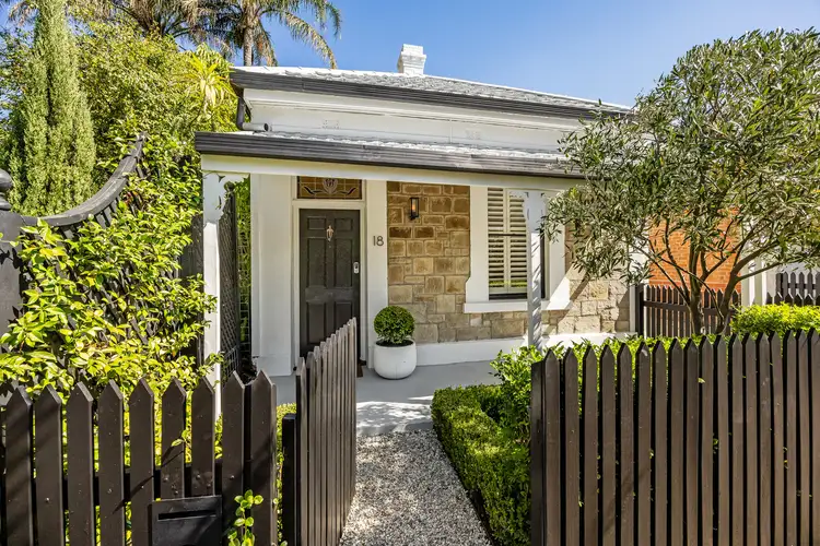 18 Elizabeth Street